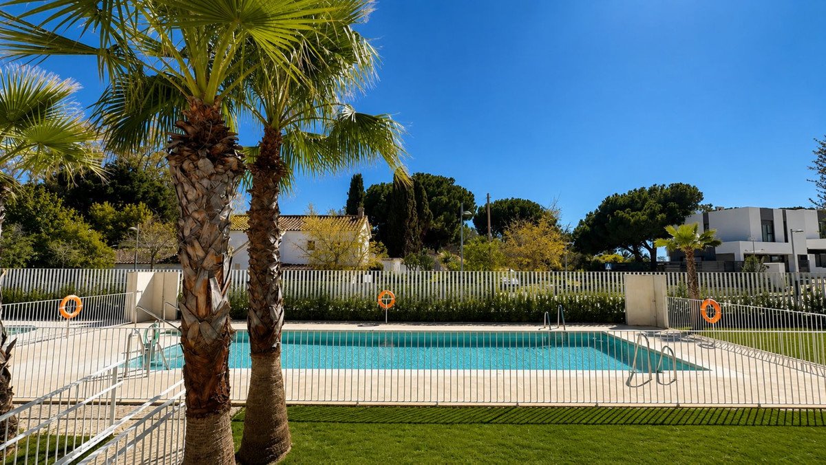 2 Bed Middle Floor Apartment in Elviria