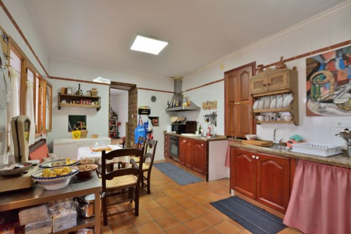 5 Bed Townhouse in Benaoján