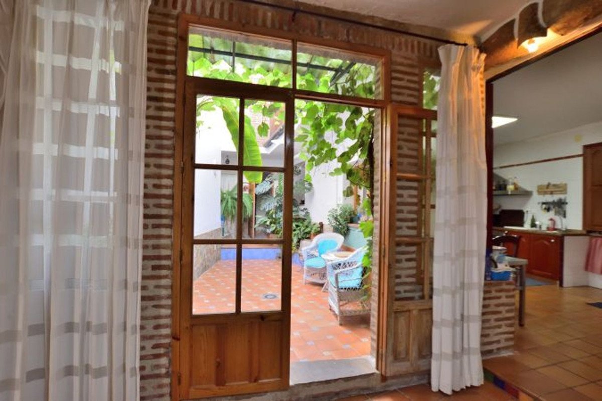 5 Bed Townhouse in Benaoján