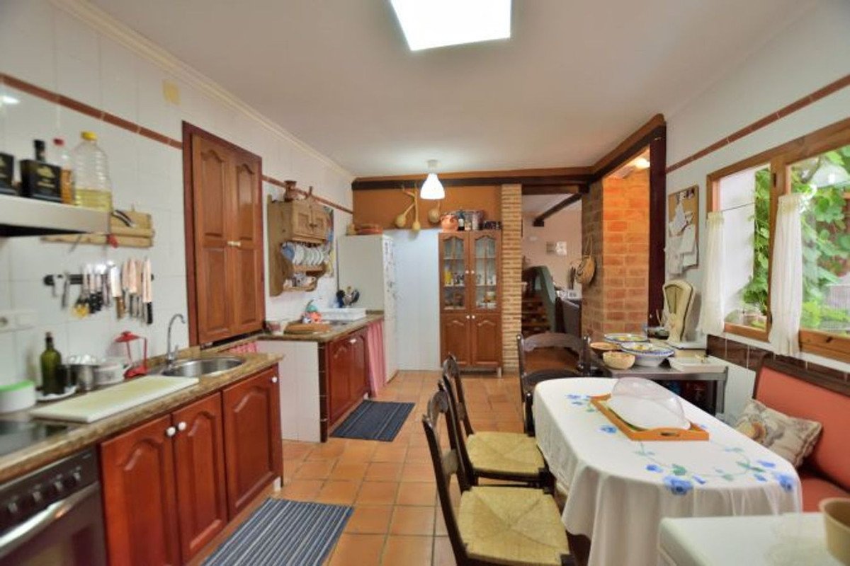 5 Bed Townhouse in Benaoján
