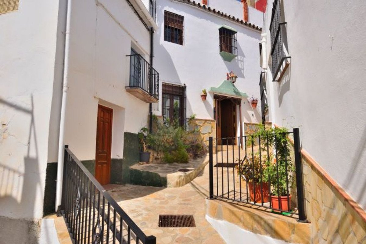 5 Bed Townhouse in Benaoján