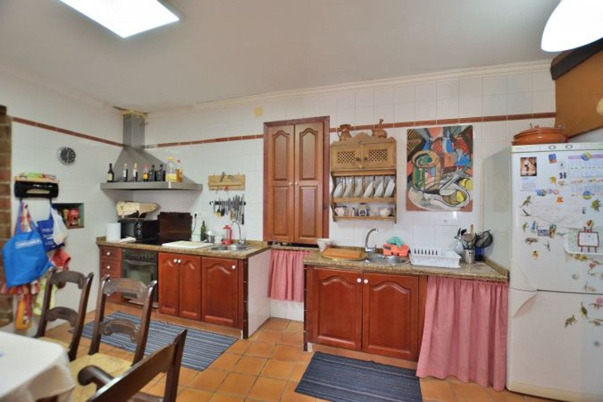 5 Bed Townhouse in Benaoján