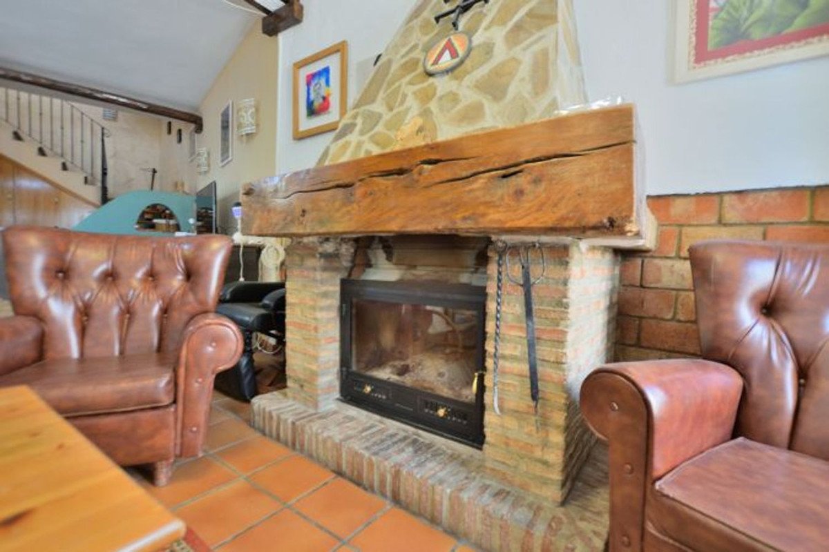 5 Bed Townhouse in Benaoján