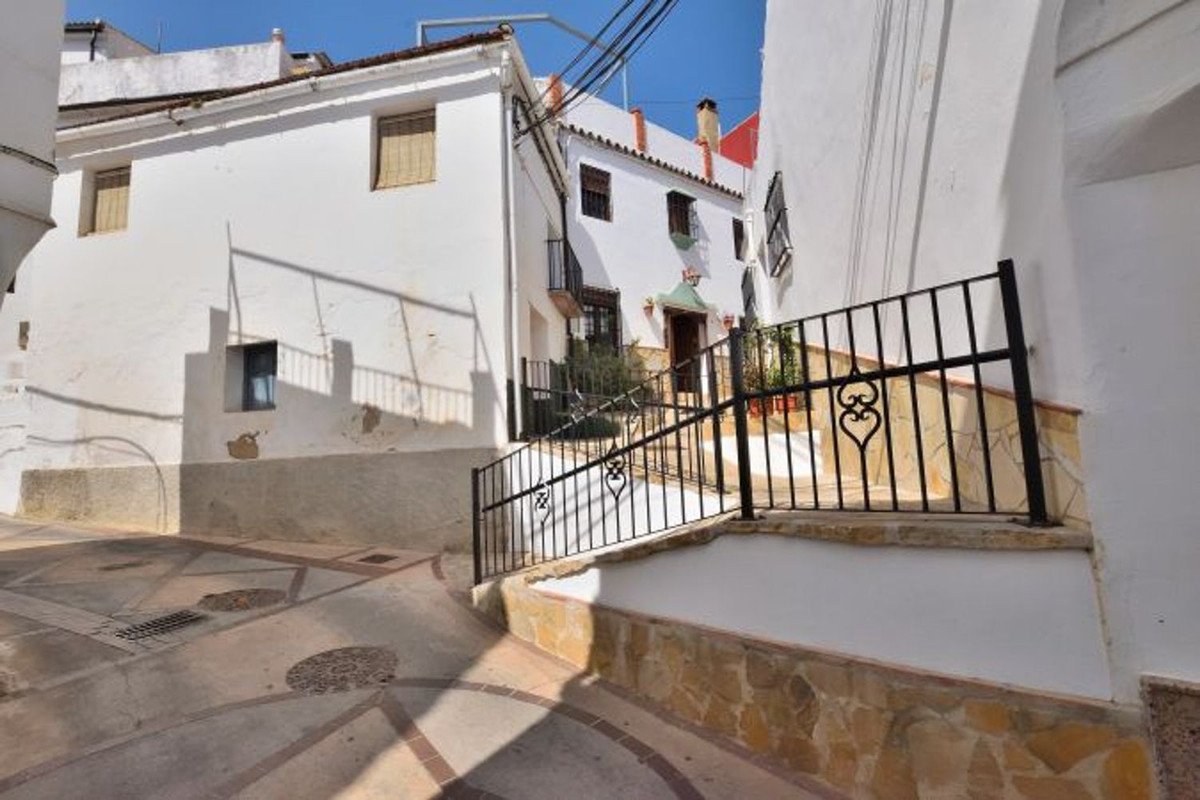 5 Bed Townhouse in Benaoján