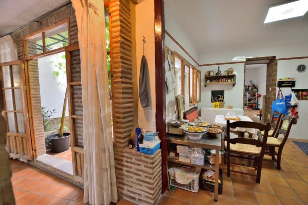 5 Bed Townhouse in Benaoján