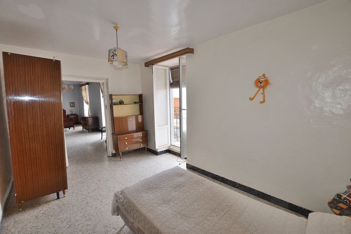 12 Bed Townhouse in Cañete la Real