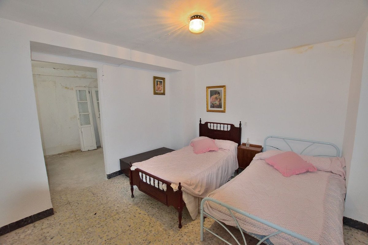 12 Bed Townhouse in Cañete la Real