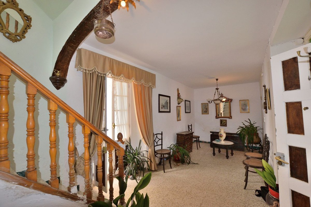 12 Bed Townhouse in Cañete la Real