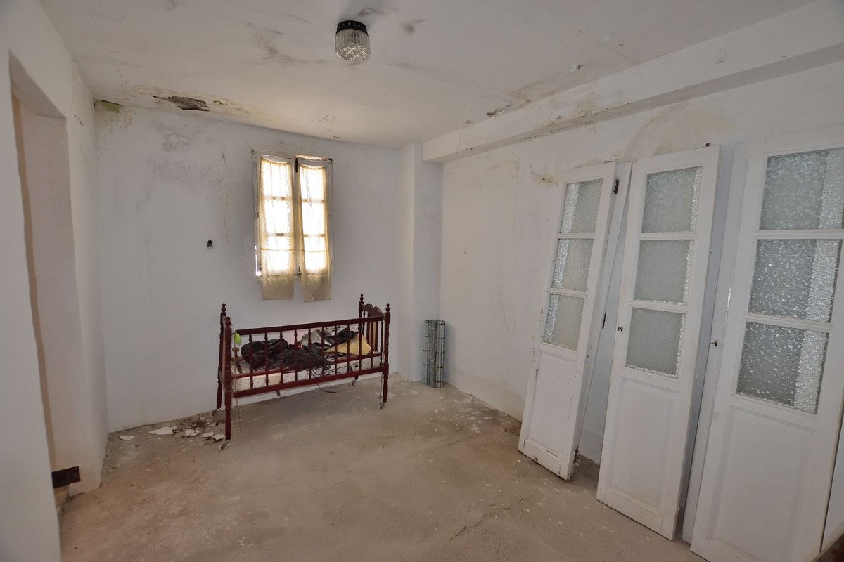 12 Bed Townhouse in Cañete la Real