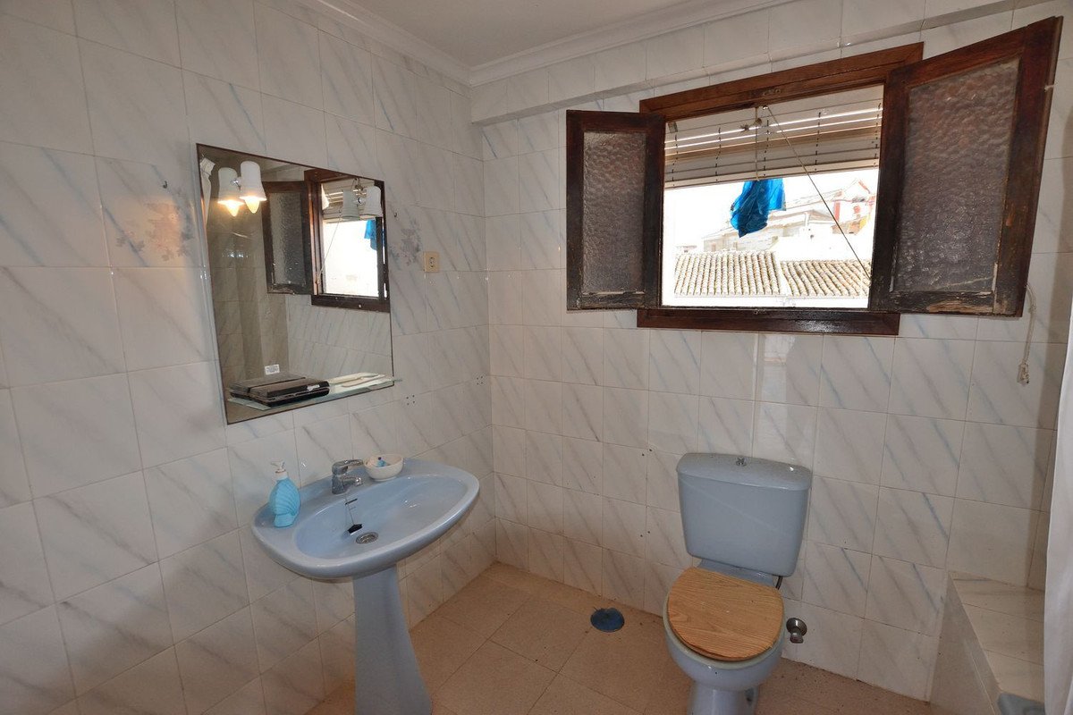 12 Bed Townhouse in Cañete la Real