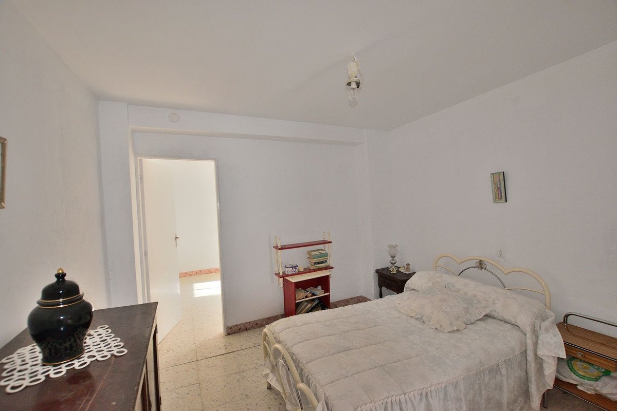 12 Bed Townhouse in Cañete la Real