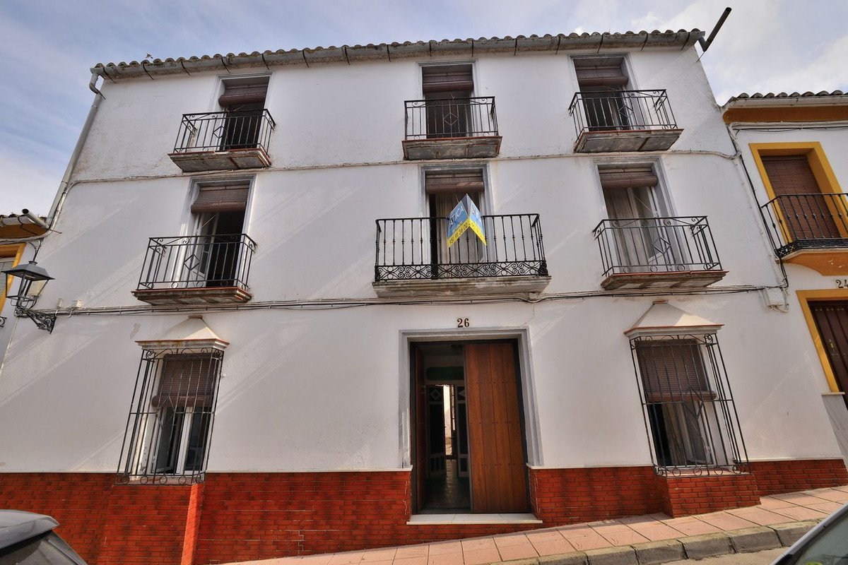 12 Bed Townhouse in Cañete la Real