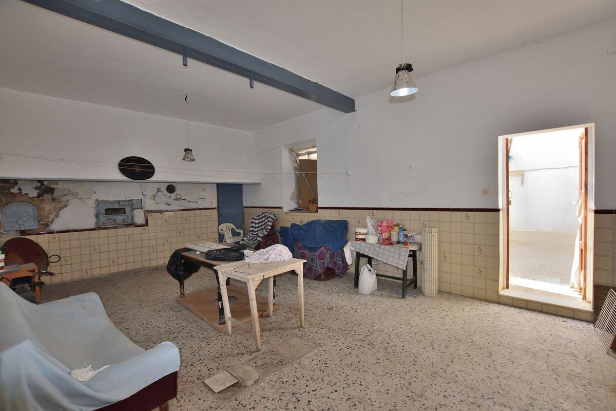 12 Bed Townhouse in Cañete la Real