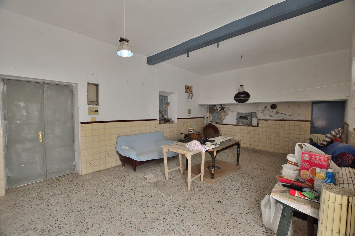 12 Bed Townhouse in Cañete la Real