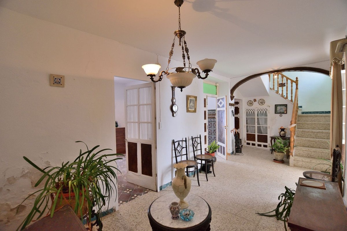 12 Bed Townhouse in Cañete la Real