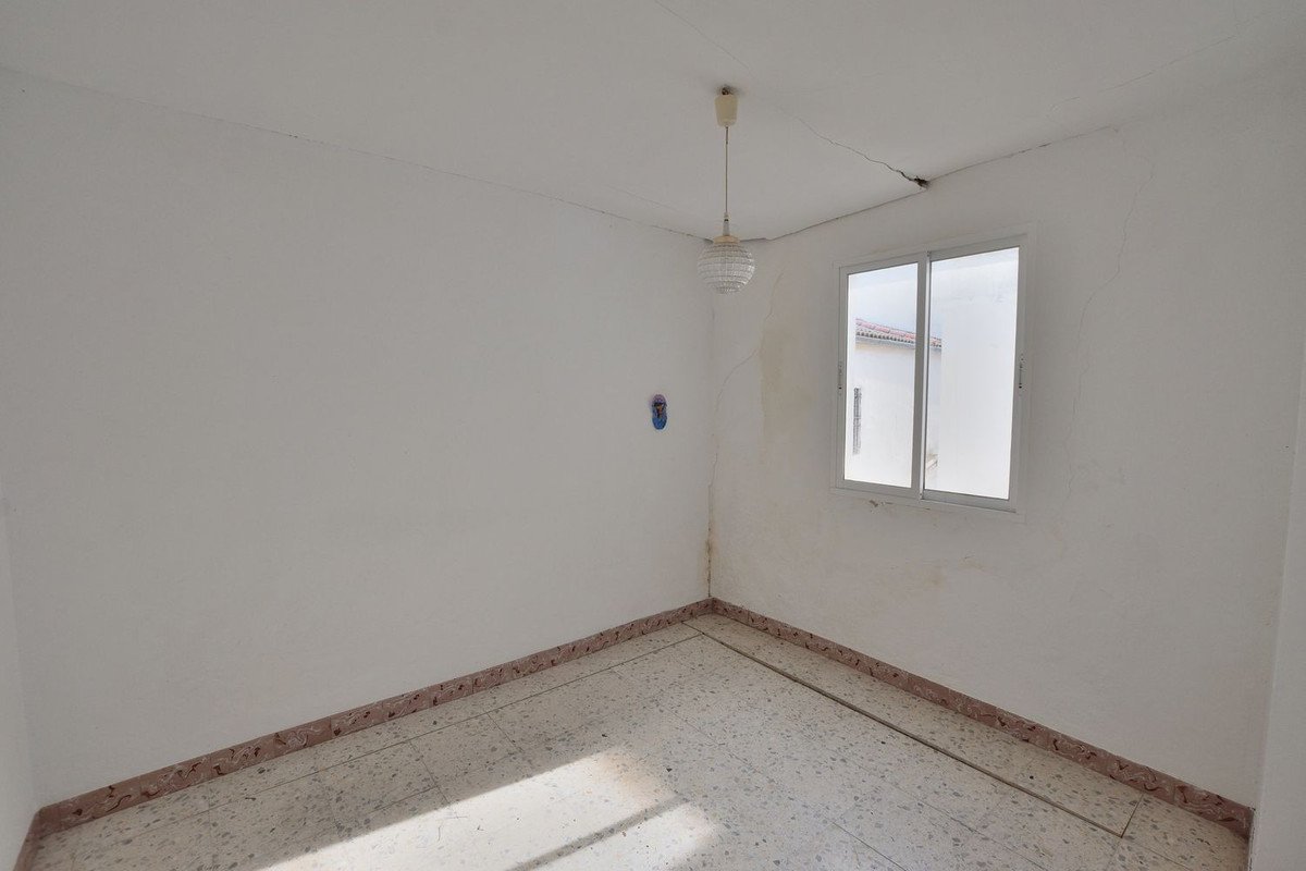 12 Bed Townhouse in Cañete la Real