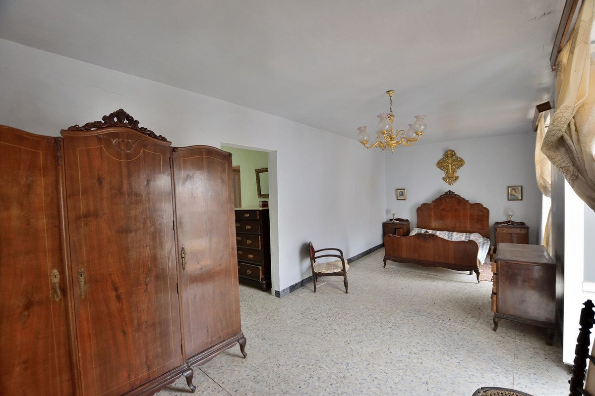 12 Bed Townhouse in Cañete la Real