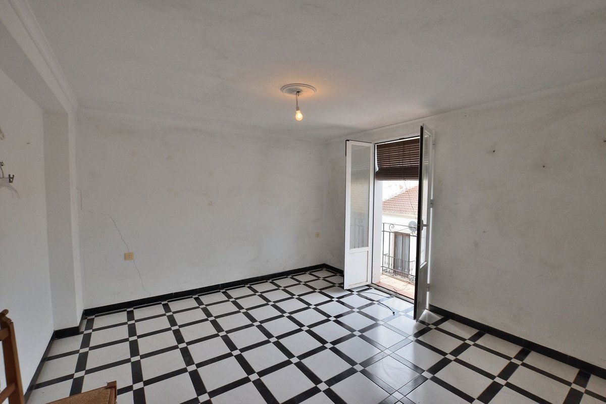 12 Bed Townhouse in Cañete la Real