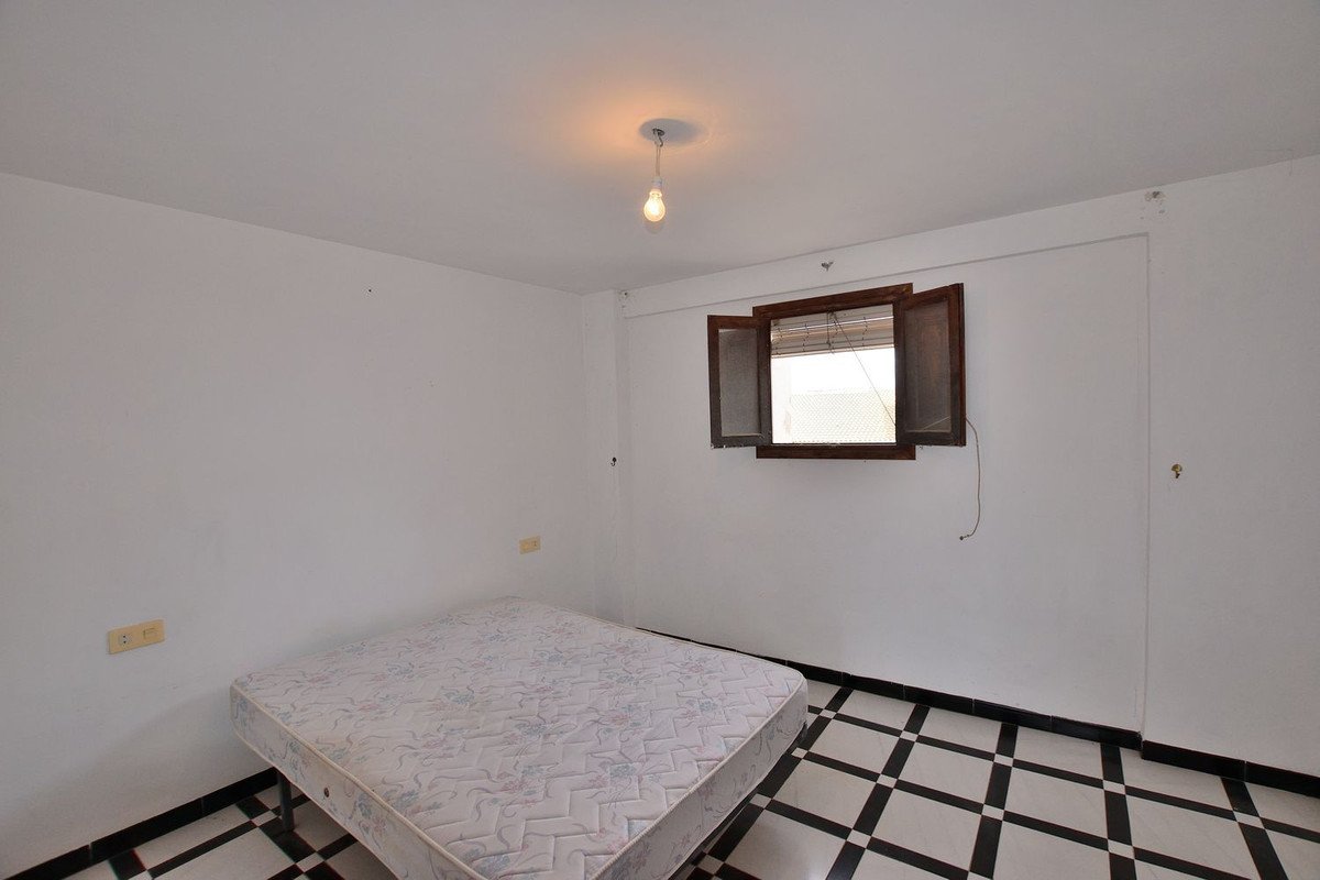 12 Bed Townhouse in Cañete la Real