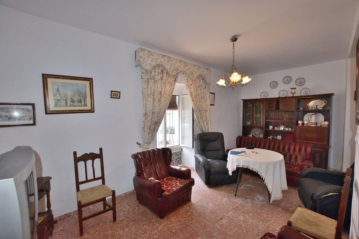 12 Bed Townhouse in Cañete la Real
