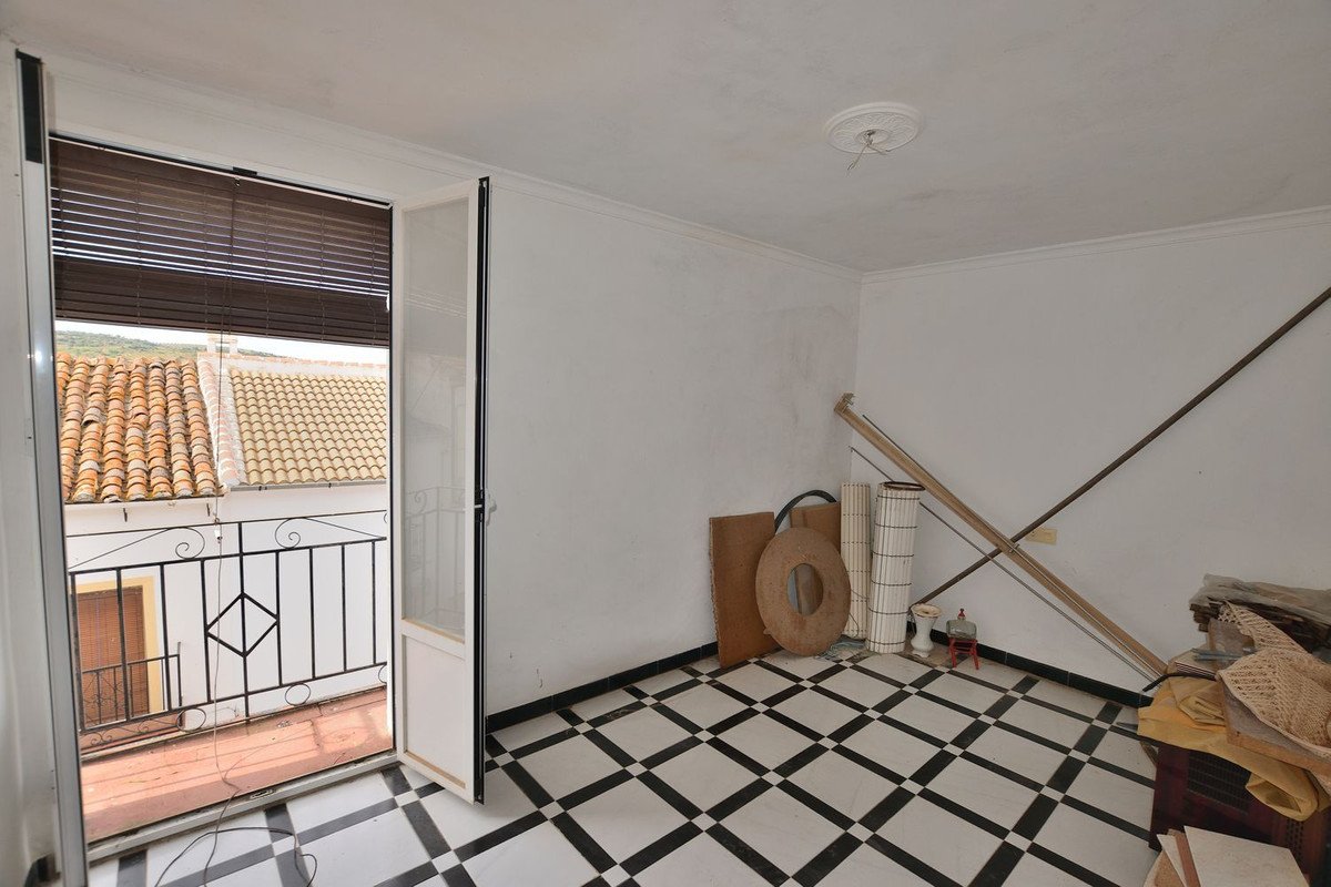 12 Bed Townhouse in Cañete la Real