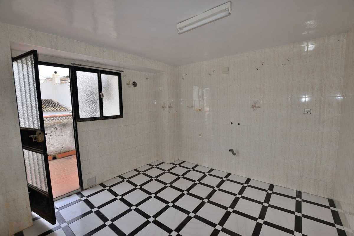 12 Bed Townhouse in Cañete la Real