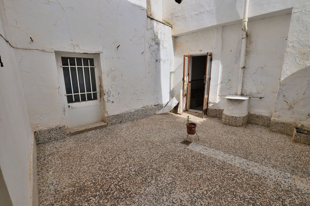 12 Bed Townhouse in Cañete la Real