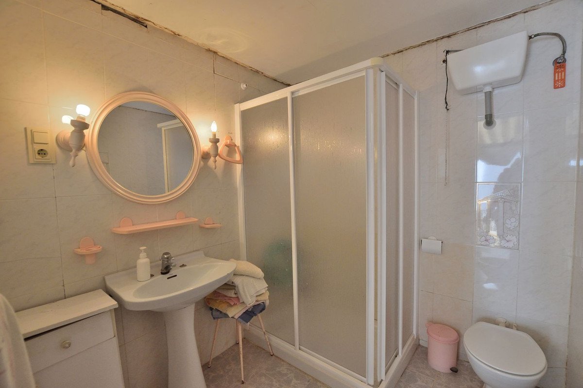 12 Bed Townhouse in Cañete la Real