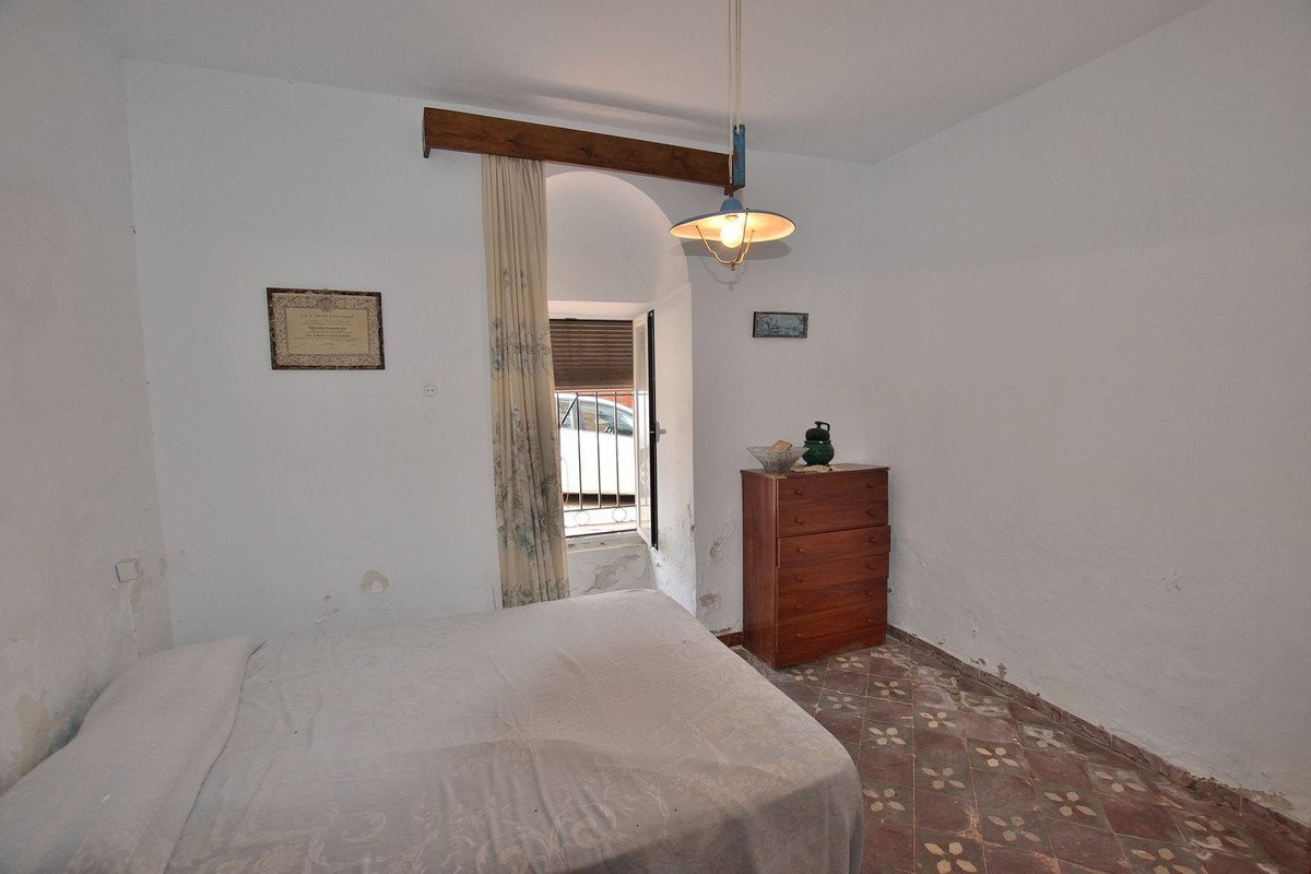 12 Bed Townhouse in Cañete la Real
