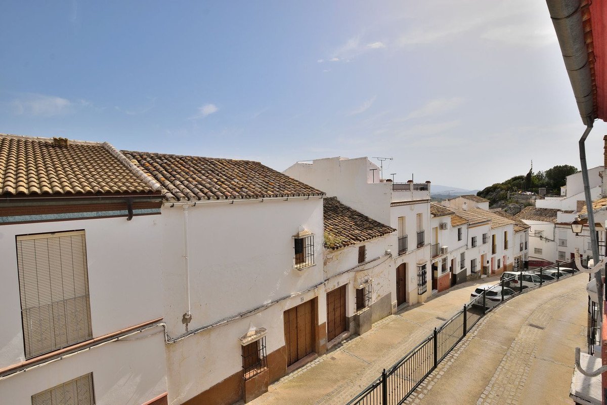 5 Bed Townhouse in Olvera