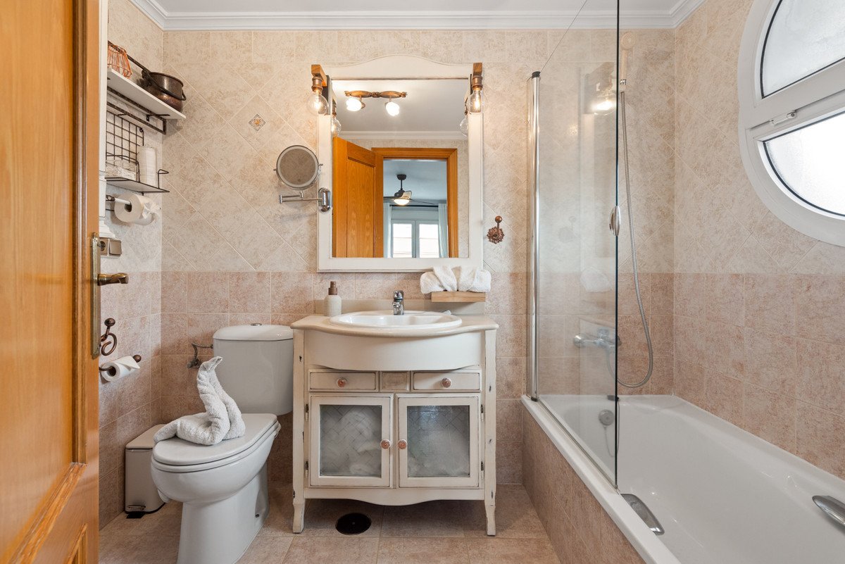 3 Bed Middle Floor Apartment in Estepona