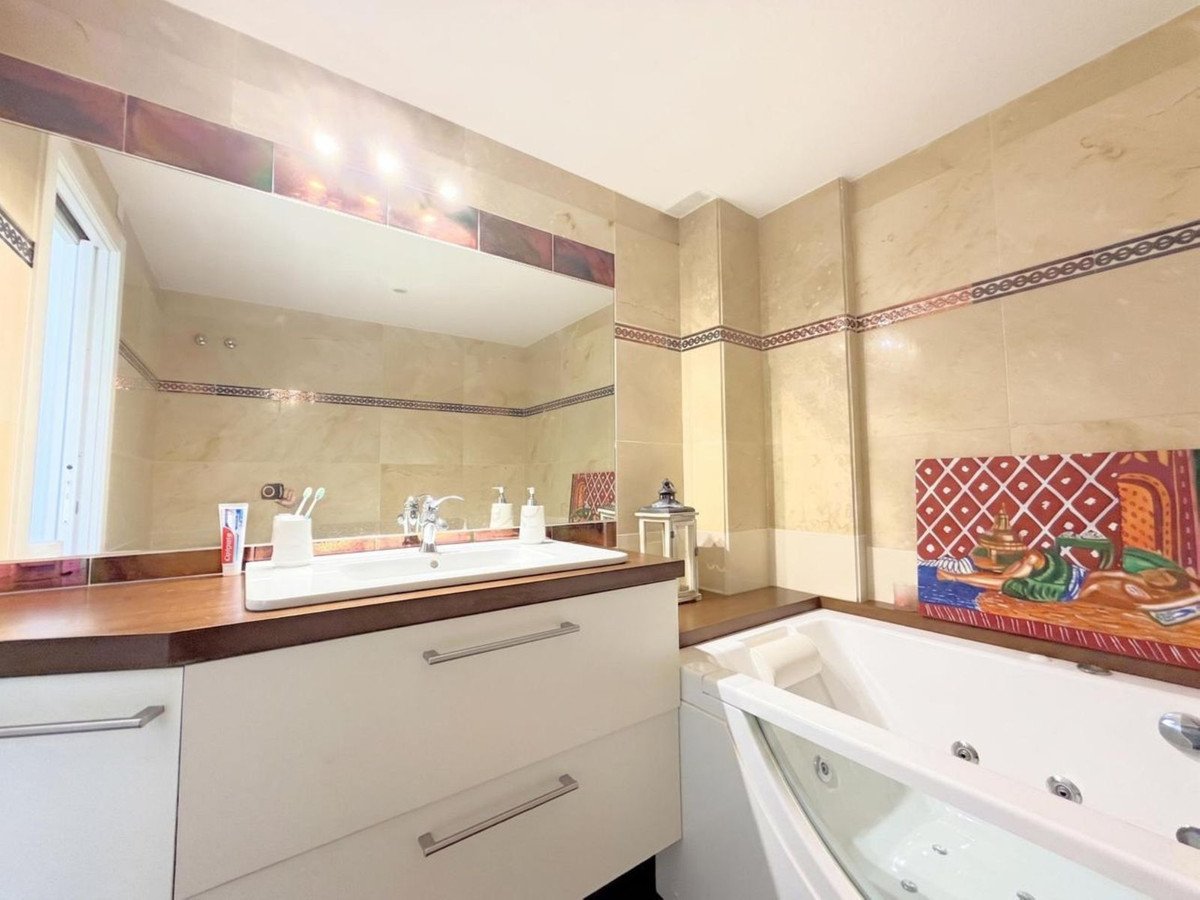 3 Bed Middle Floor Apartment in Estepona
