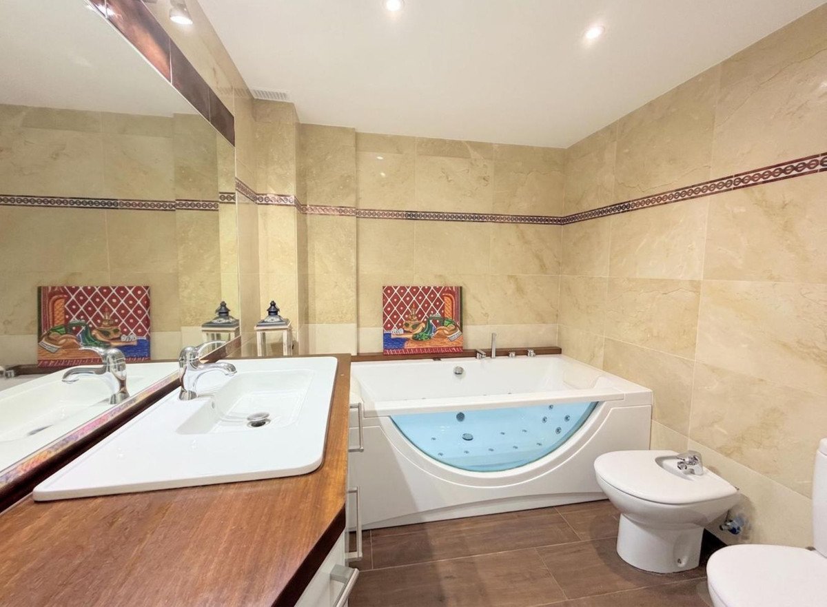 3 Bed Middle Floor Apartment in Estepona