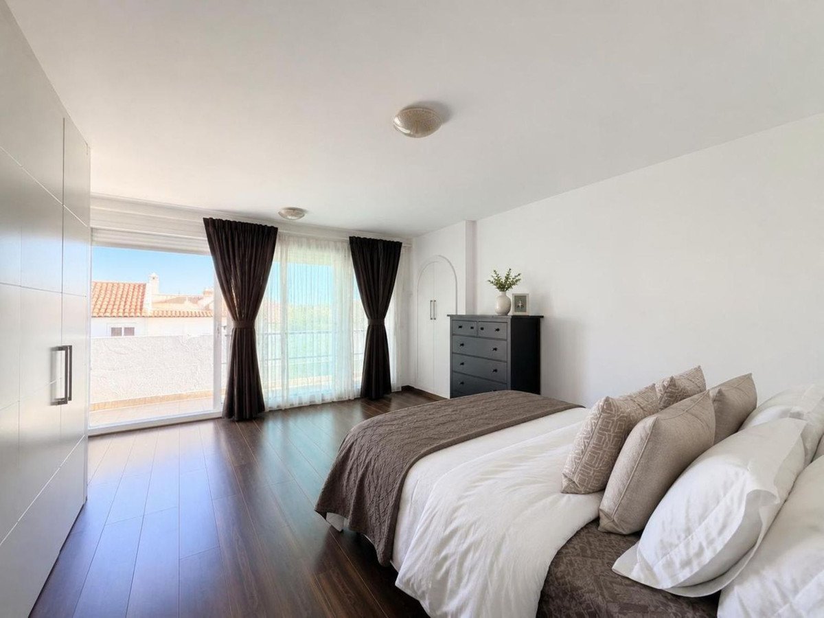 3 Bed Middle Floor Apartment in Estepona