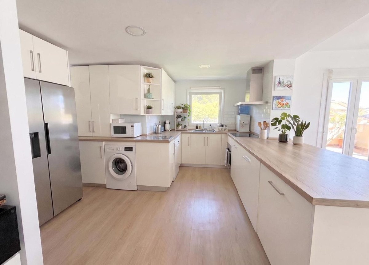 3 Bed Middle Floor Apartment in Estepona