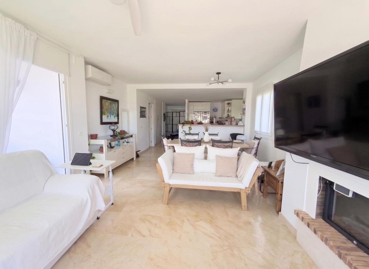 3 Bed Middle Floor Apartment in Estepona