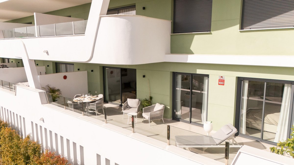 2 Bed Middle Floor Apartment in Calanova Golf