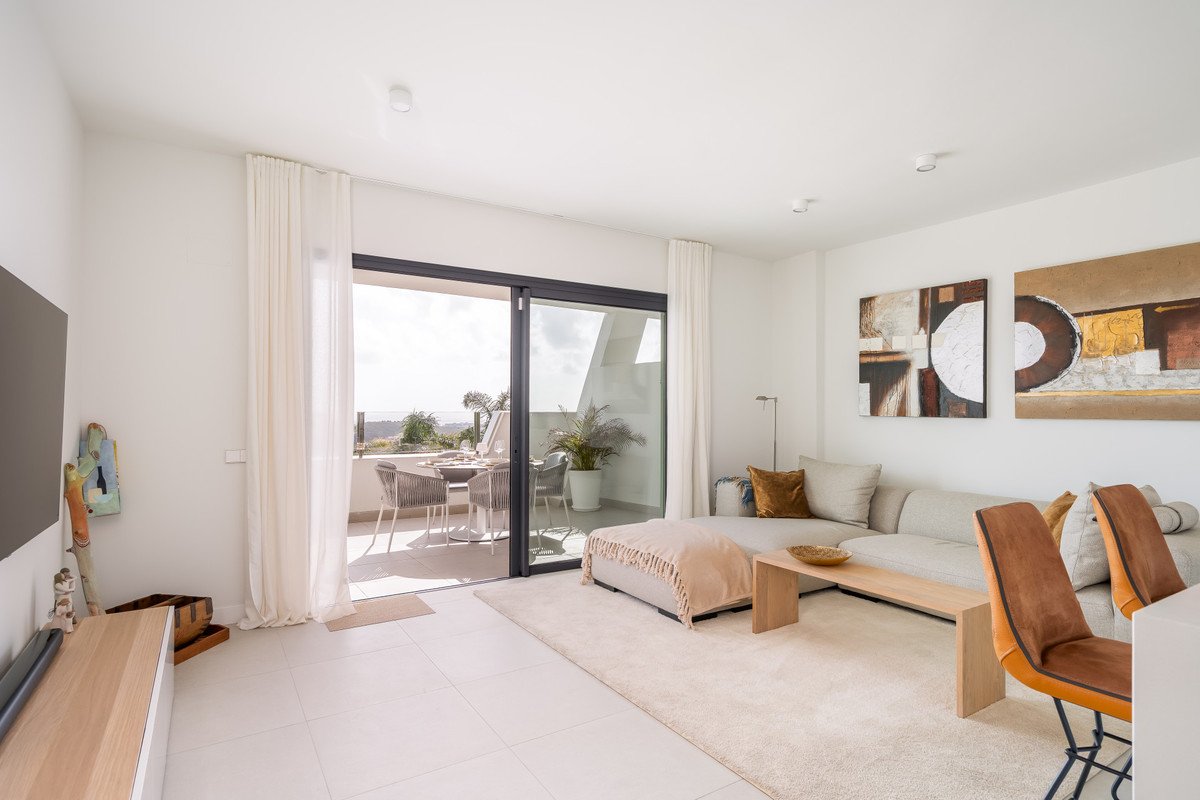 2 Bed Middle Floor Apartment in Calanova Golf
