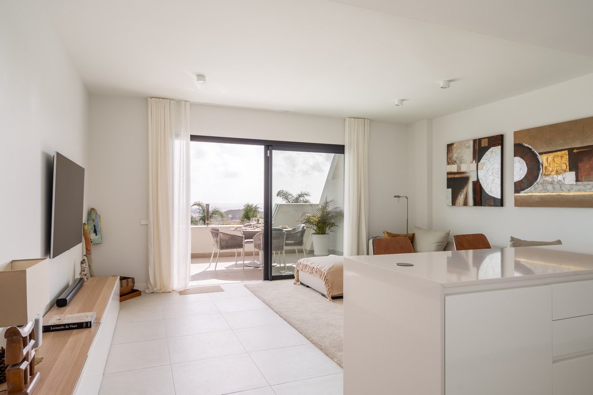 2 Bed Middle Floor Apartment in Calanova Golf