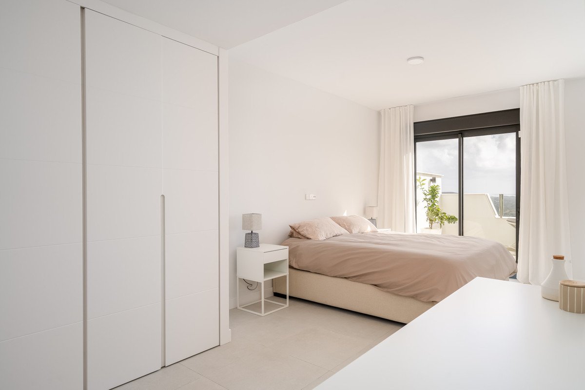 2 Bed Middle Floor Apartment in Calanova Golf