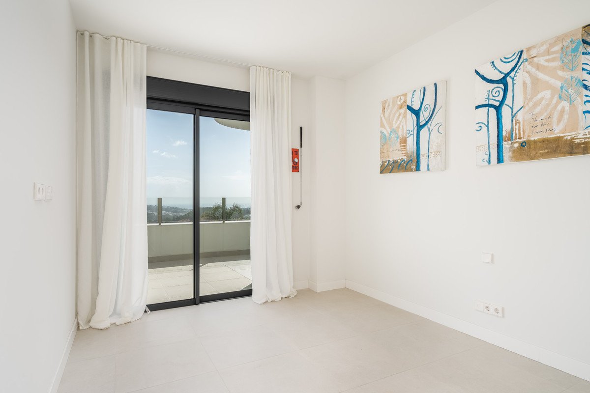 2 Bed Middle Floor Apartment in Calanova Golf