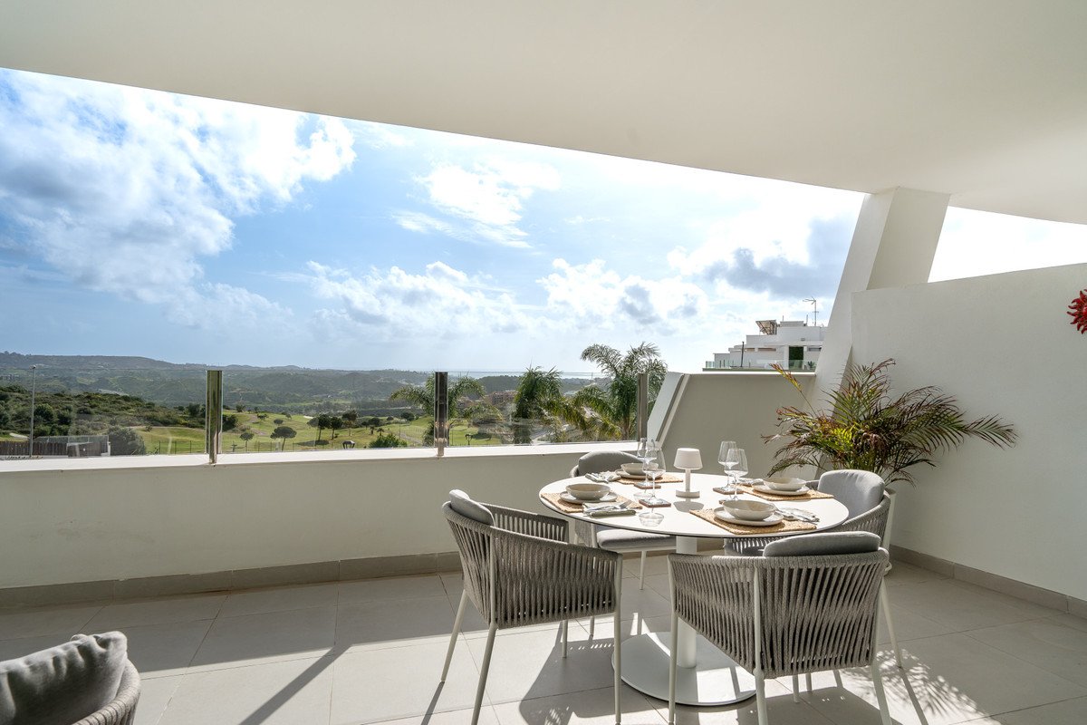 2 Bed Middle Floor Apartment in Calanova Golf