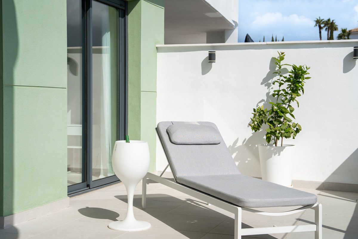 2 Bed Middle Floor Apartment in Calanova Golf