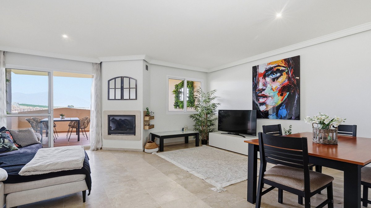 2 Bed Middle Floor Apartment in La Duquesa