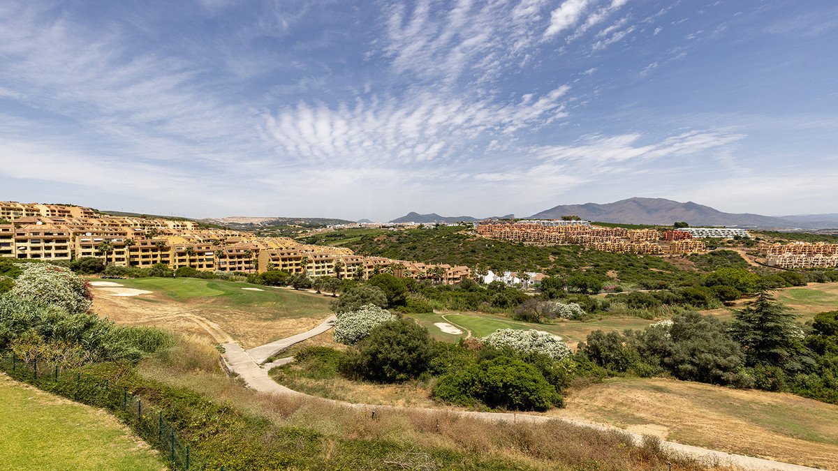 2 Bed Middle Floor Apartment in La Duquesa