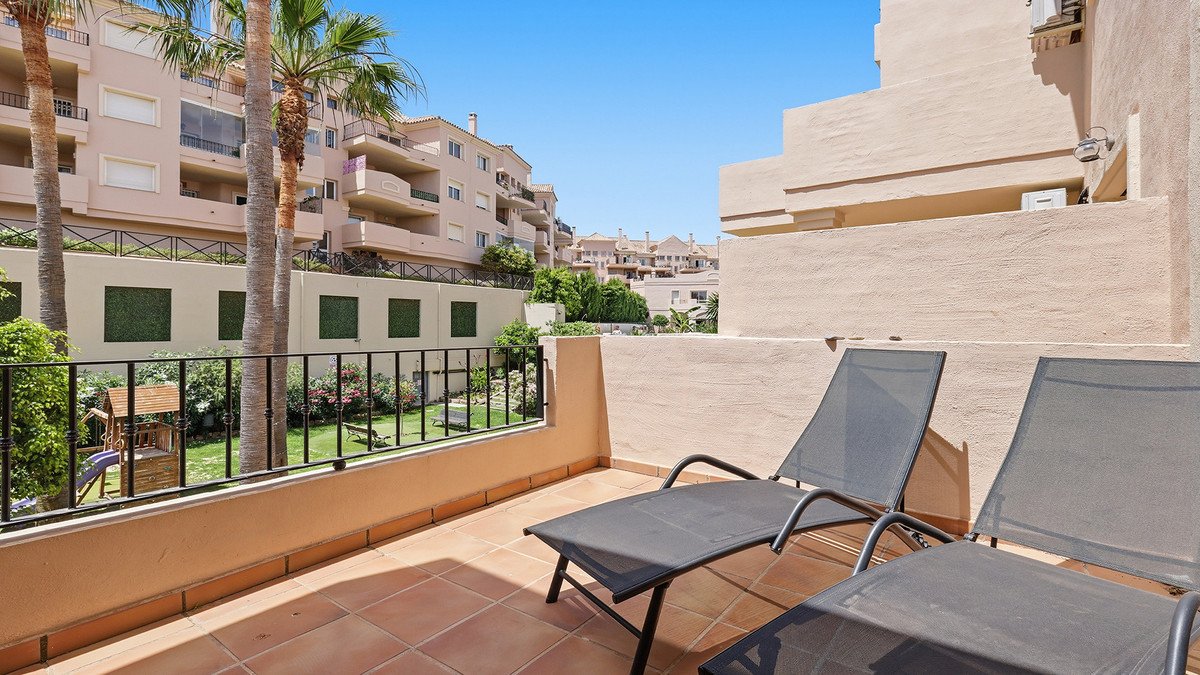 2 Bed Middle Floor Apartment in La Duquesa
