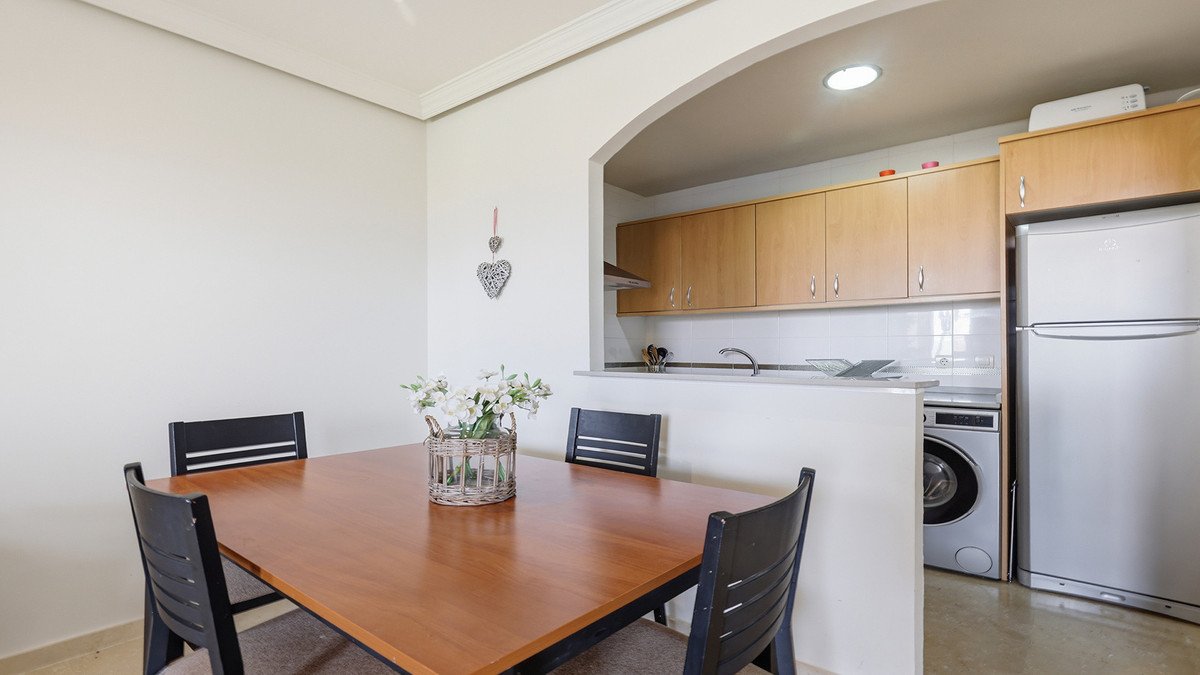 2 Bed Middle Floor Apartment in La Duquesa