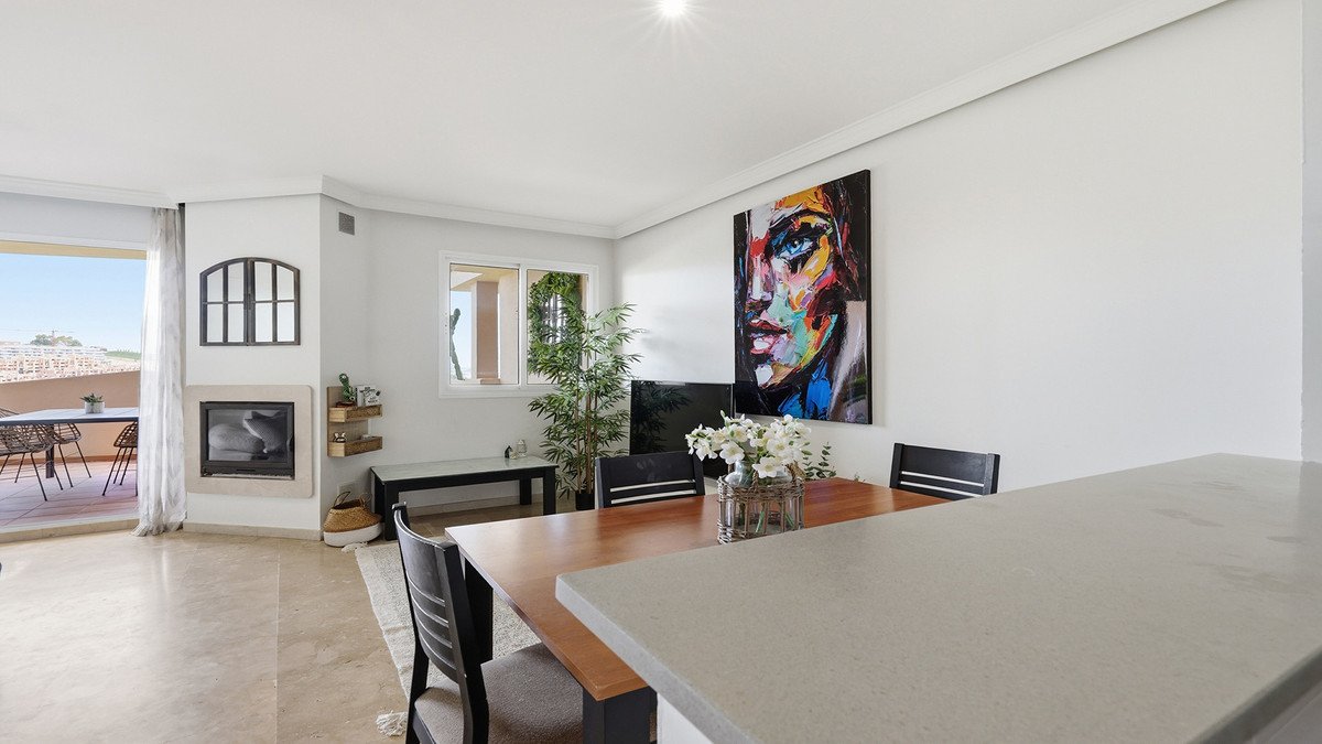 2 Bed Middle Floor Apartment in La Duquesa