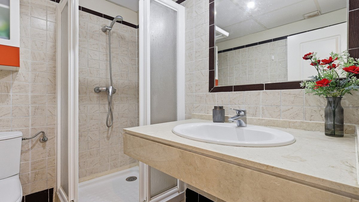 2 Bed Middle Floor Apartment in La Duquesa
