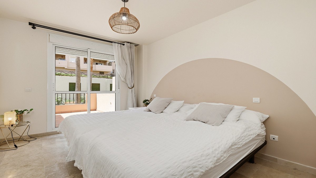 2 Bed Middle Floor Apartment in La Duquesa